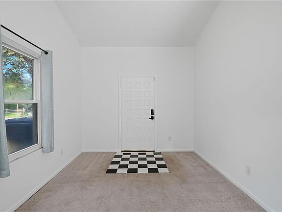 4th image of 3549 Daffodil Cres