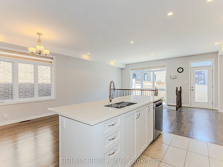 276 Avro Cir — Photo 10