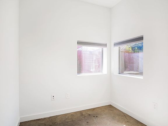 4th image of 2936 Commerce St