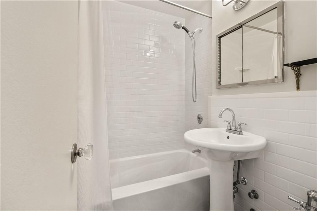 3 Bed 2 Bath Property, New York • 1,300 Sq Ft