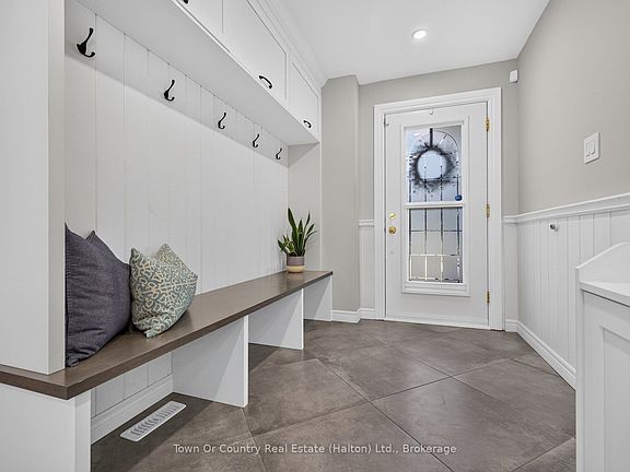 4th image of 581 Lord Simcoe Ct