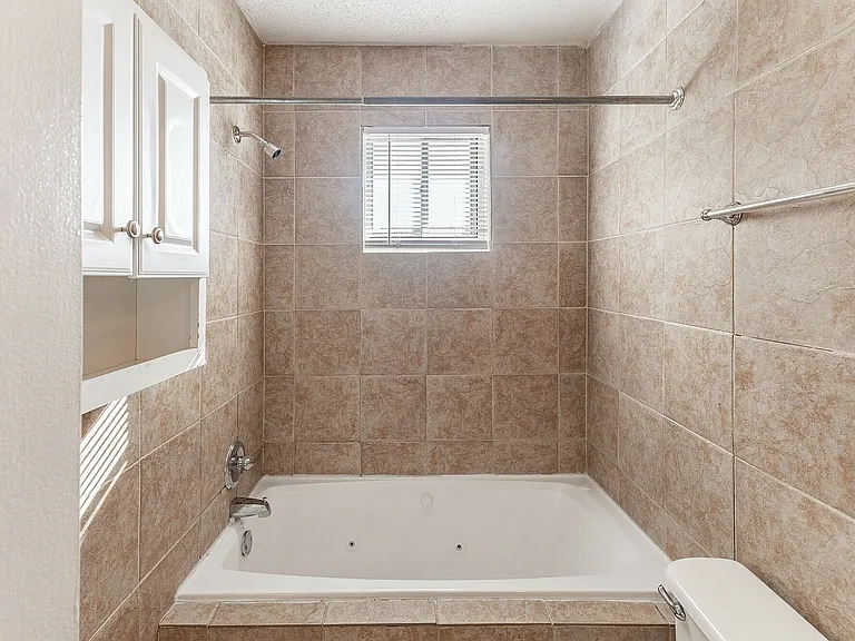 Mirabeau Apartments — Photo 26