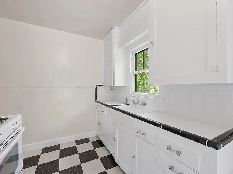 107 E Gibson St — Photo 9