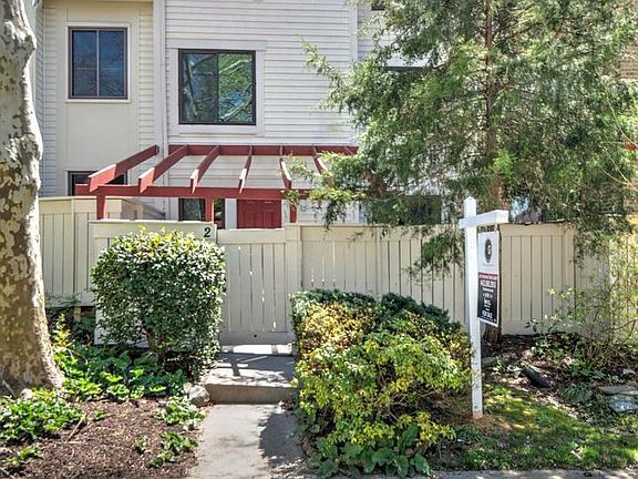 2nd image of 2 Lea Pond Ct