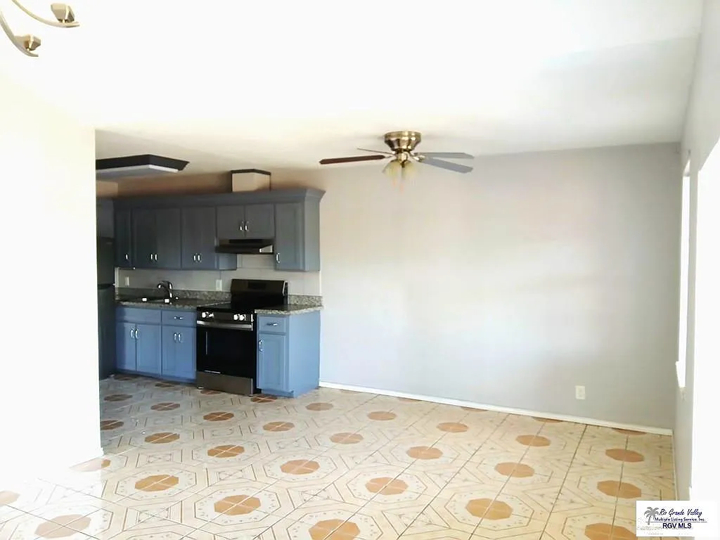 3 bed, 1.0 bath, 1008 sqft, $1,300 — Photo 3
