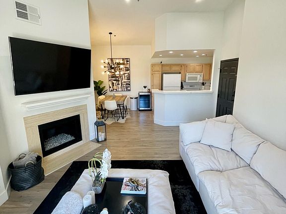 4th image of 675 Oak Run Trl Unit 405