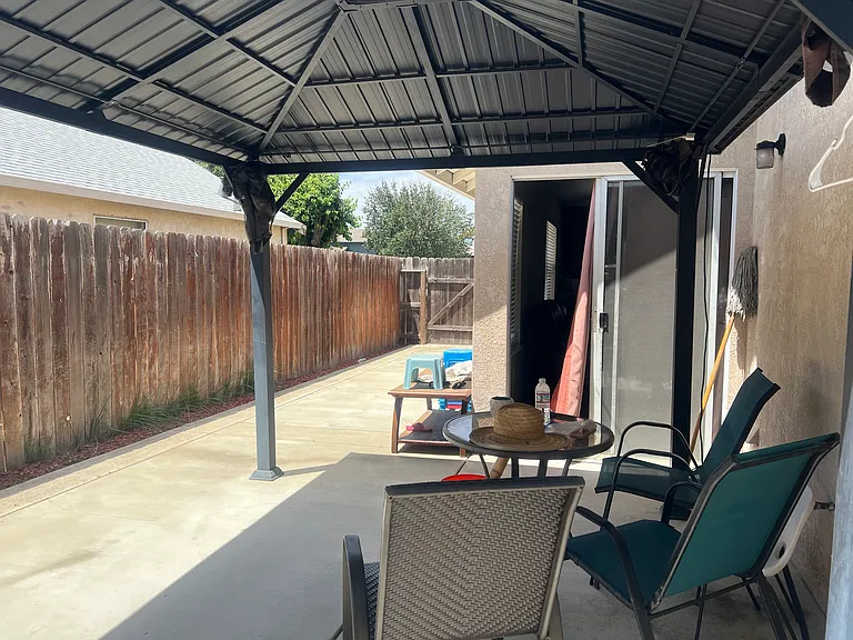 2010 Starling Way — Photo 8