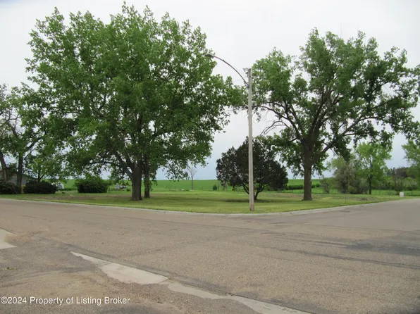 519 5th St SE, Beach, ND 58621