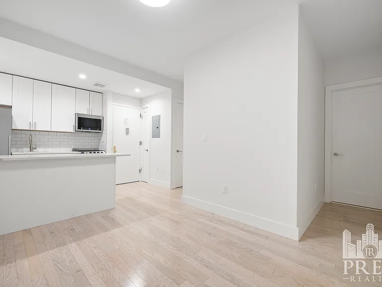 418 E 9th St #1B — Photo 2