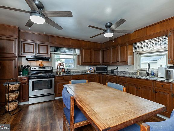 3rd image of 913 Aldon Rd