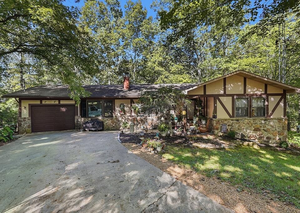 1st image of 16 Sweetbriar Ct