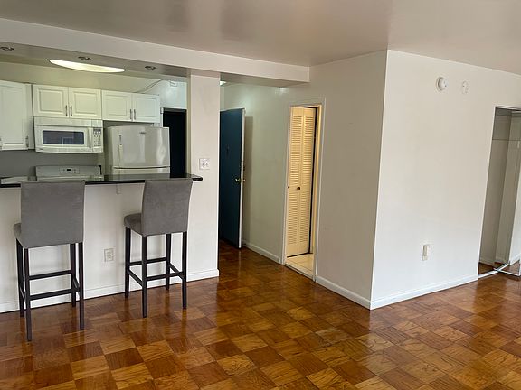 5th image of 922 24th St NW #206