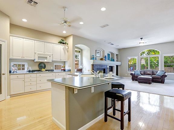 3rd image of 208 Tenby Ct