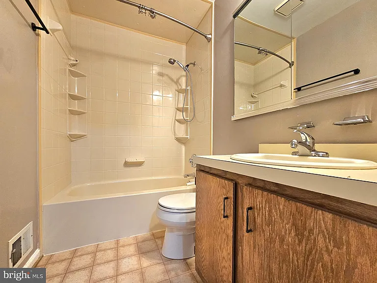 8561 Southlawn Ct — Photo 14