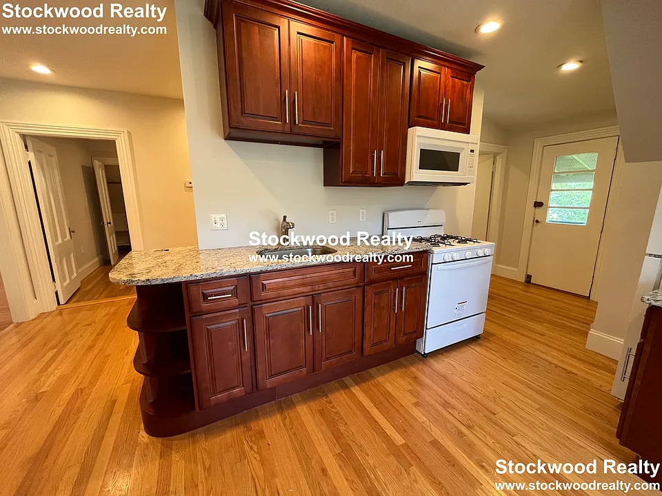 90 Lyndhurst St #5