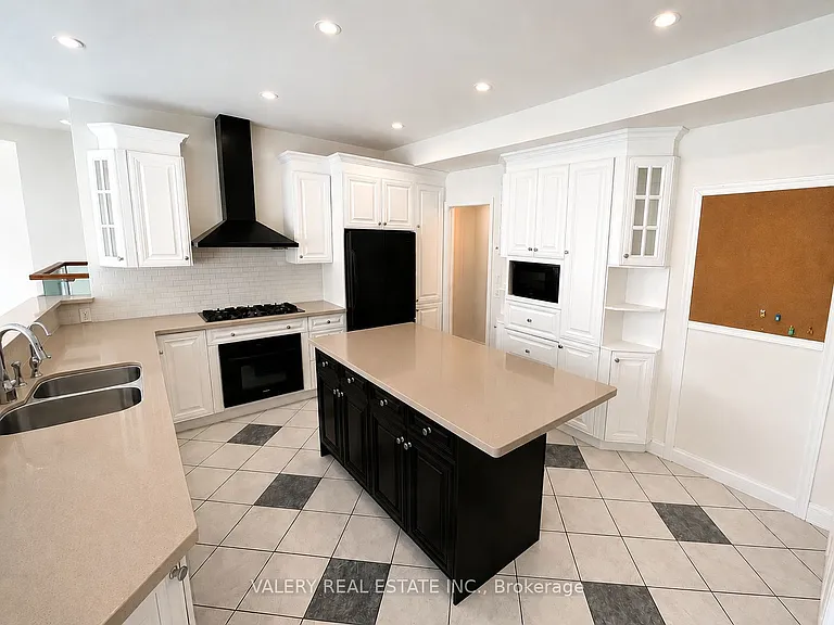 32 Belvedere Dr — Photo 3