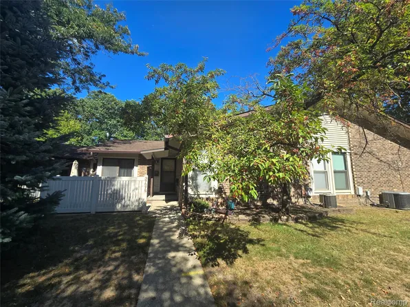 37575 Barkridge Cir #54, Westland, MI 48185