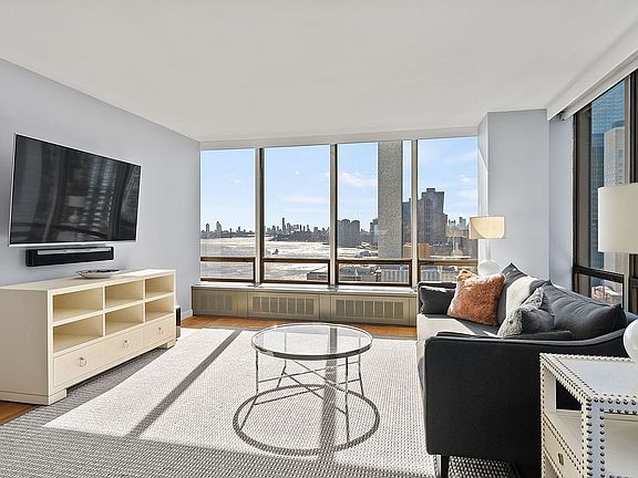2nd image of 870 United Nations Plz APT 17A