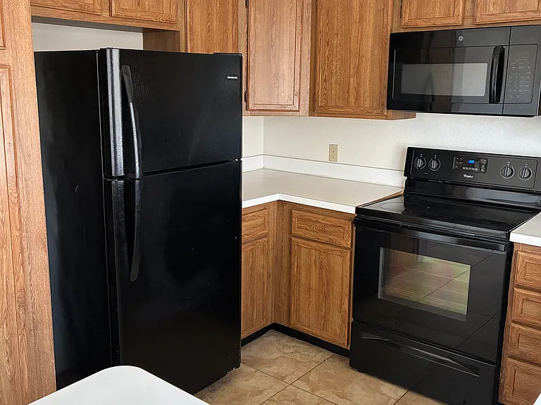 1425 N San Joaquin Dr — Photo 3