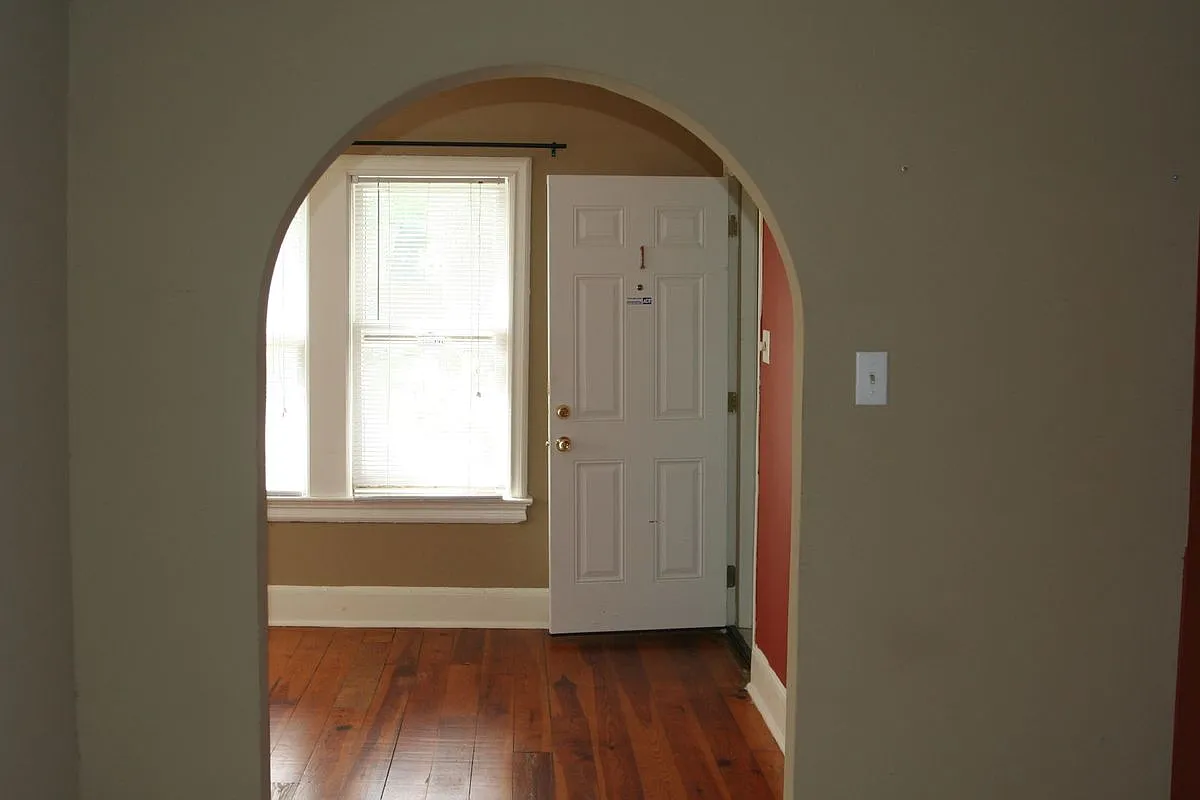 1 bed, 1.0 bath, 722 sqft, $1,200 — Photo 2