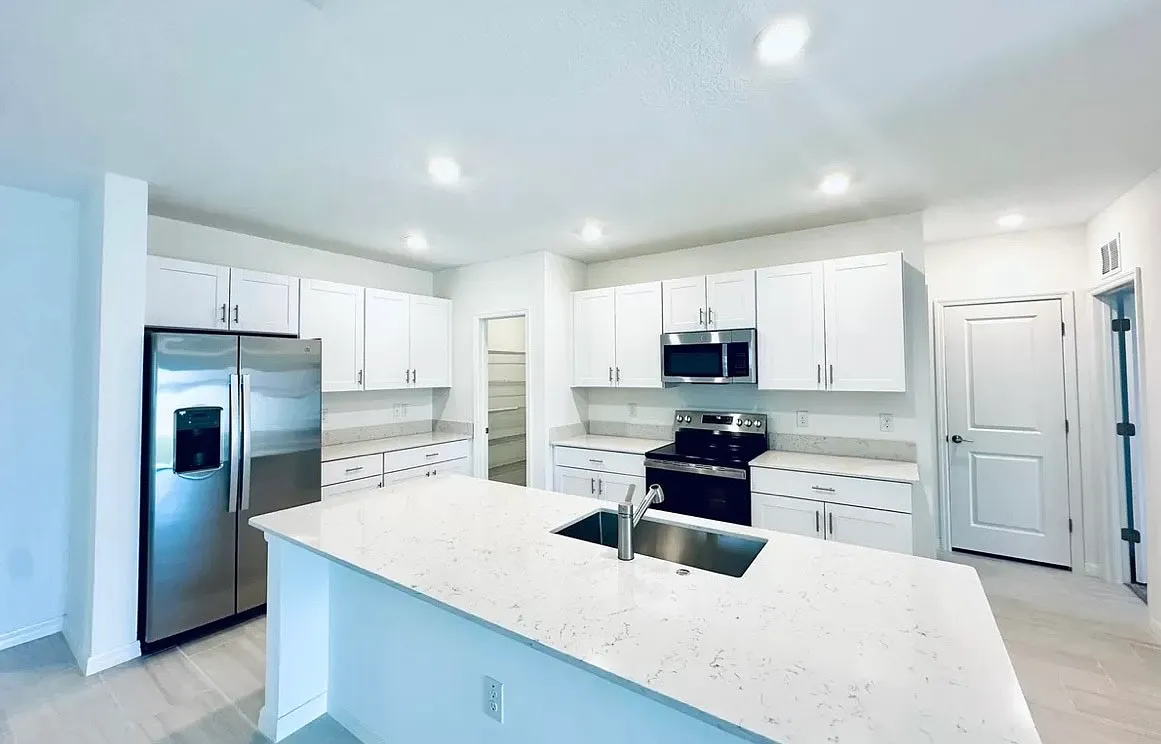 6 bed, 2580 sqft, $2,600 — Photo 2