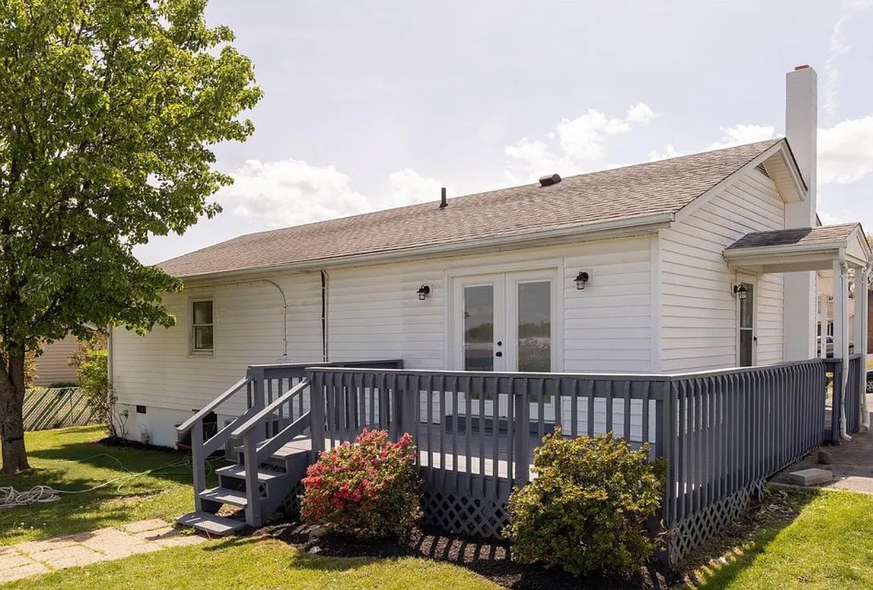 3 bed, 1.5 bath, 1008 sqft, $2,300 — Photo 4