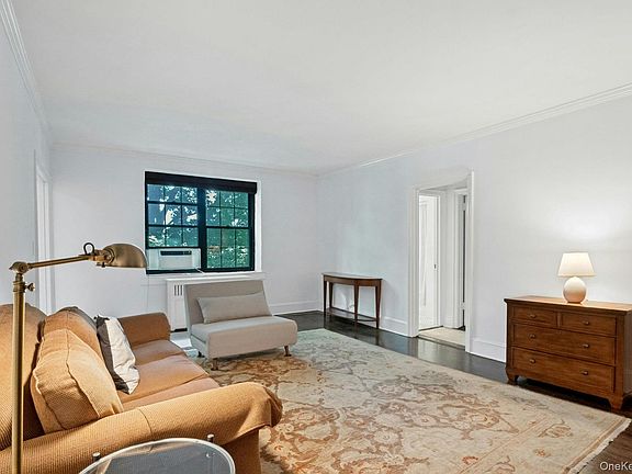 4th image of 1273 North Avenue Entry 8, Apt 2F