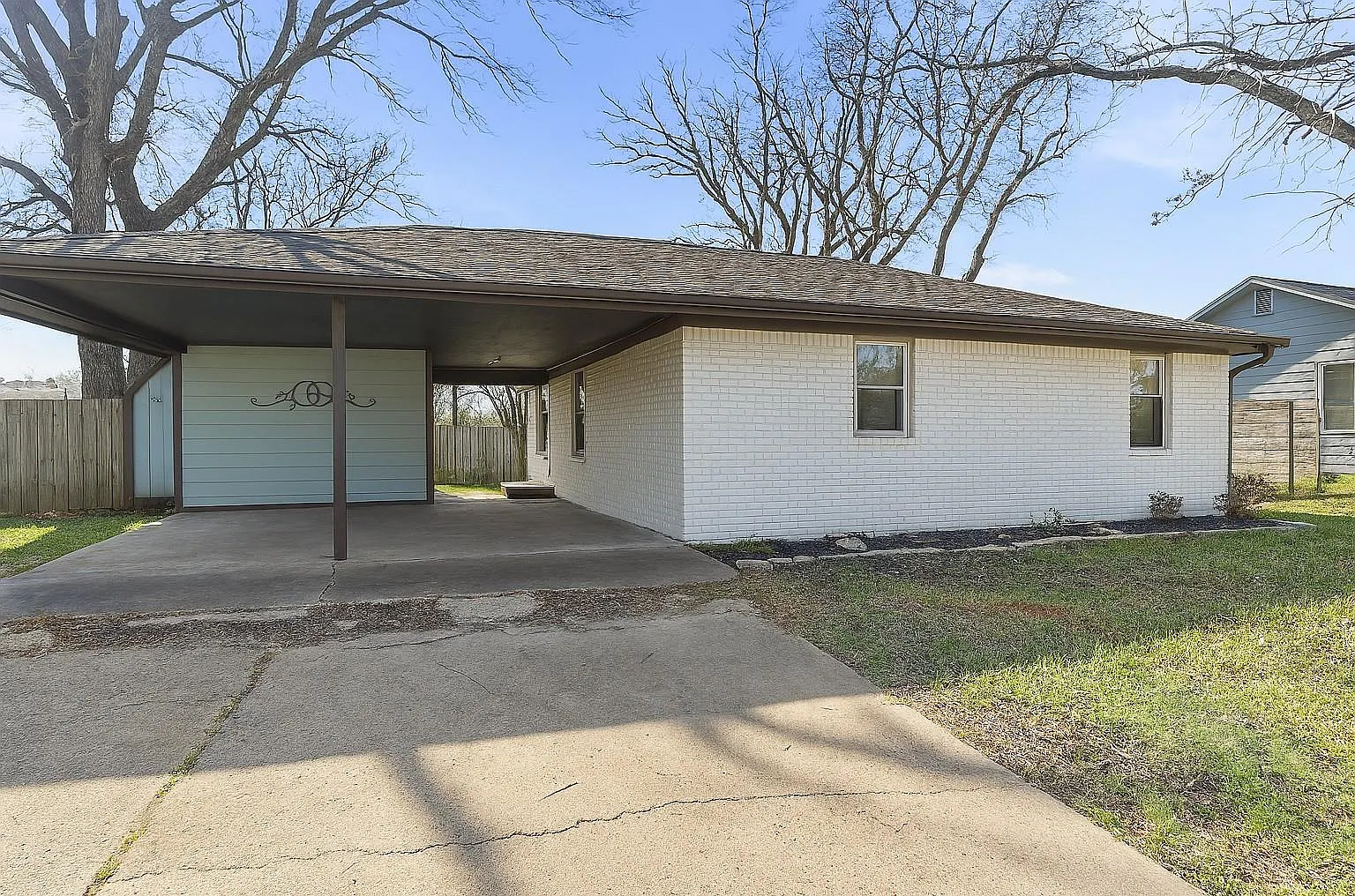 1 bed, 1.0 bath, 1250 sqft, $700 — Photo 1