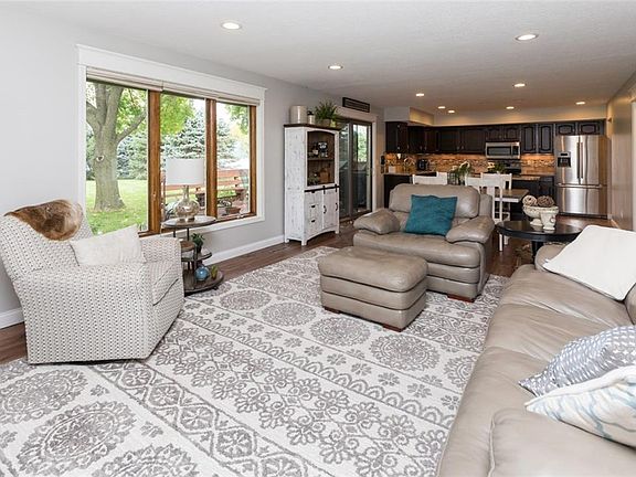 5th image of 202 NW Country Club Dr