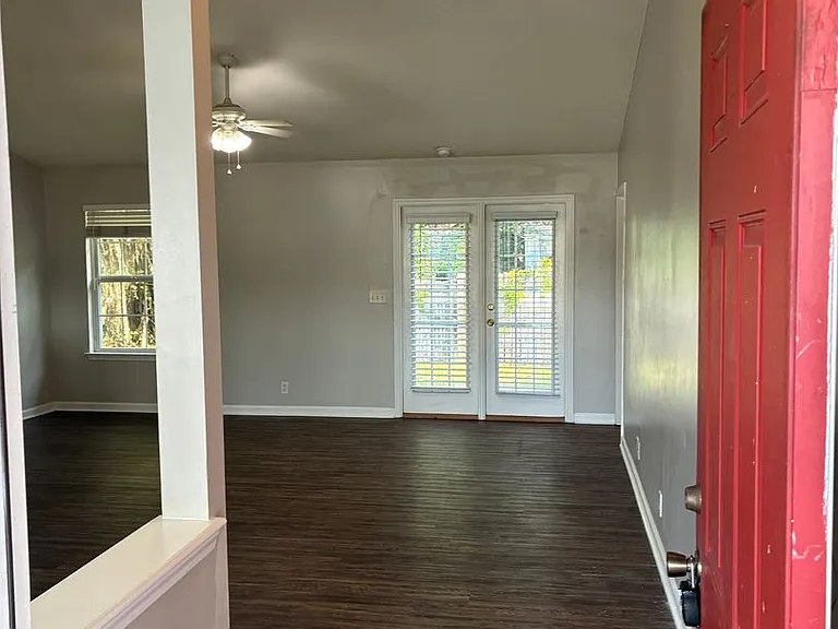 130 Lake Victoria Dr — Photo 2