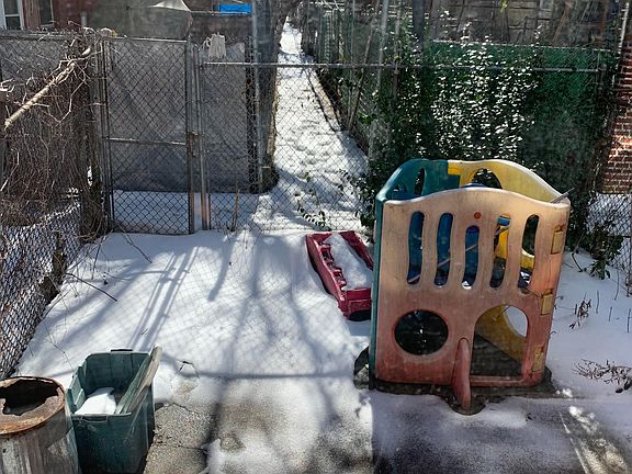 3rd image of 1700 W Courtland St