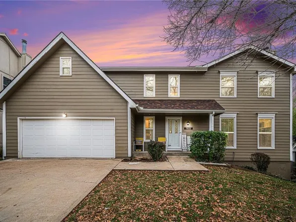 7821 Woodstone Ln, Lenexa, KS 66217