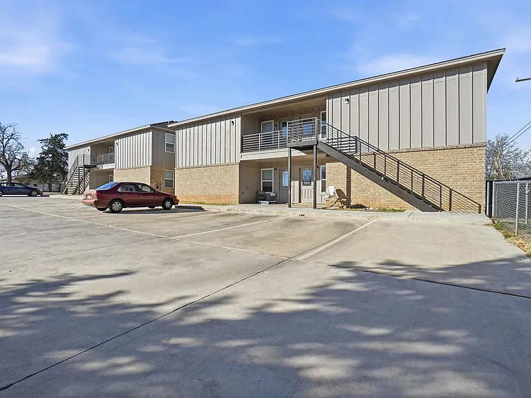 207 W C Ave — Photo 17