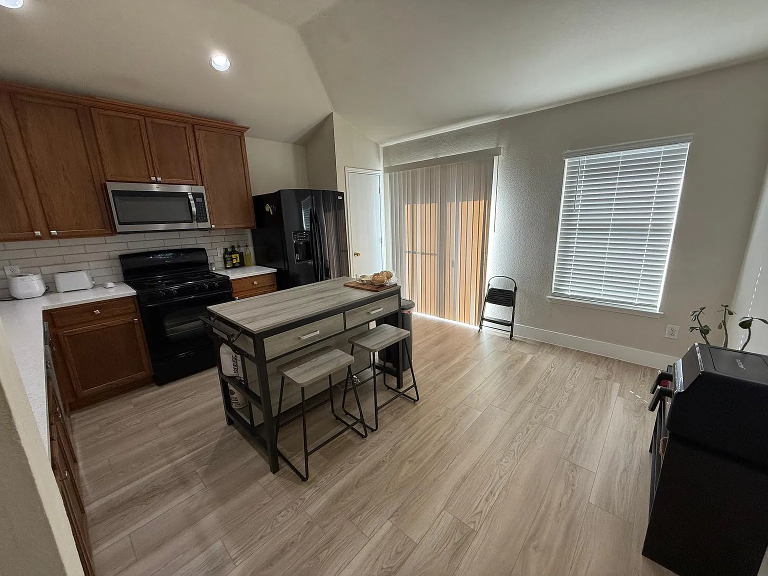 3 bed, 1702 sqft, $2,195 — Photo 3