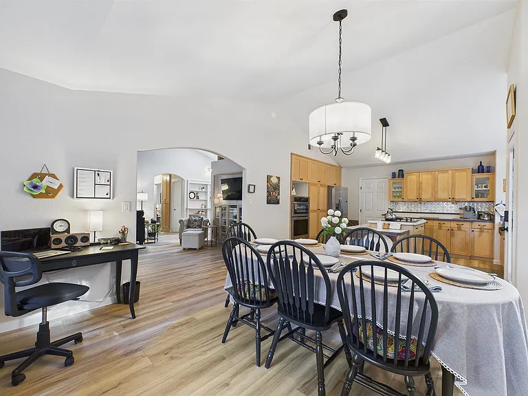 +Dining for 8
+Desk area
+Open space concept
