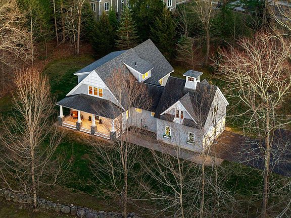 2nd image of 32 Niblick Lane
