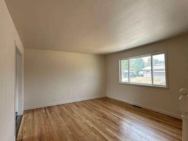 1755 Glendale Ave — Photo 2