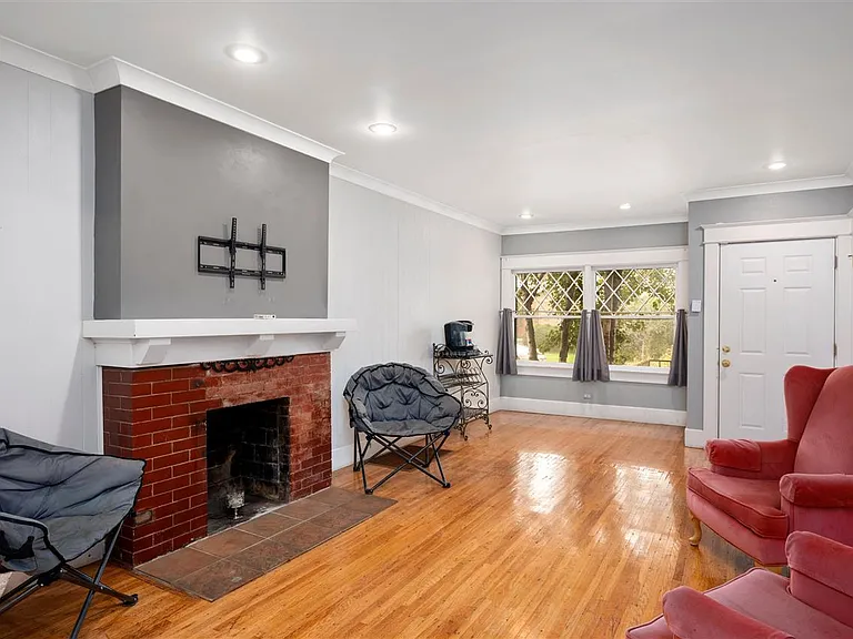 621 E 33rd Ave — Photo 9