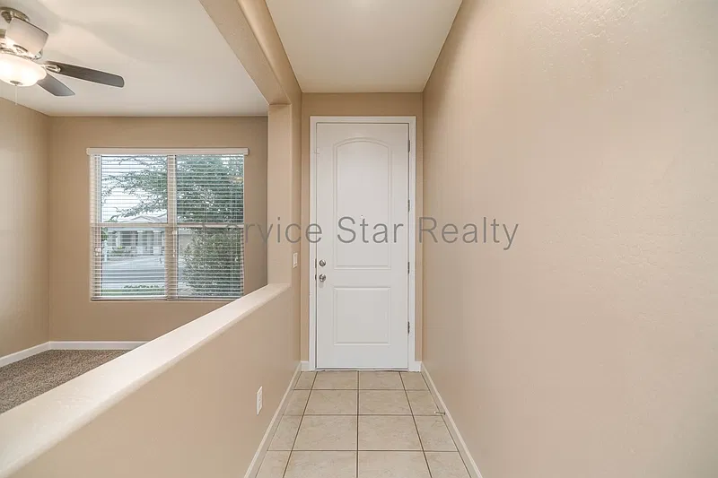 4 bed, 2.5 bath, 1916 sqft, $2,099 — Photo 4