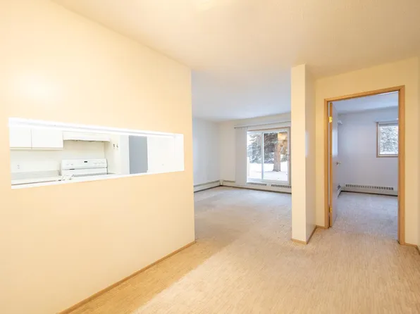 6710 158th Ave NW #102, Edmonton, AB T5Z 3A7