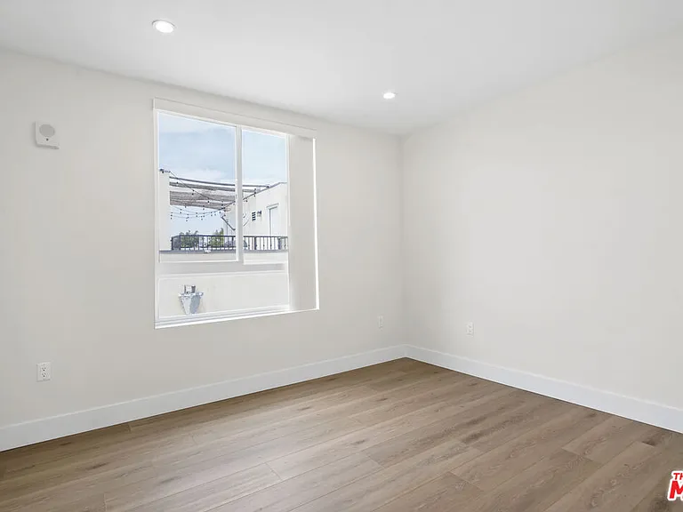 11042 La Maida St #203 — Photo 16