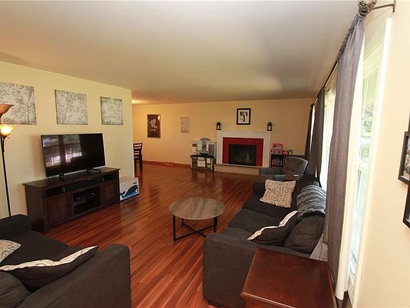 4th image of 317 E Macarthur Ave