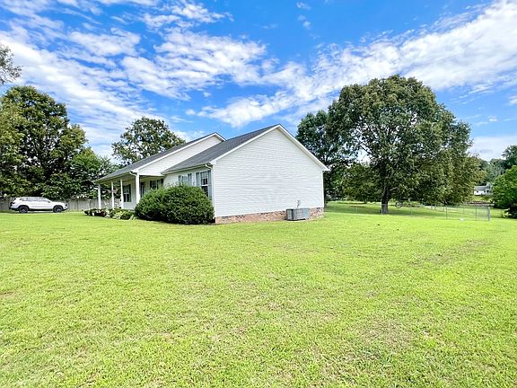 5th image of 153 Commodore Cir