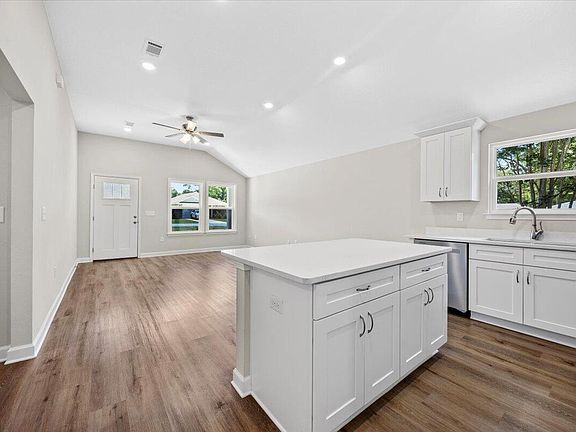 4th image of 3158 Chestnut St