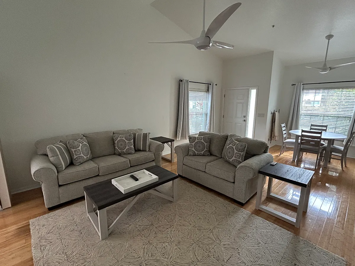 Building Photo - 6645 Pineview Ter