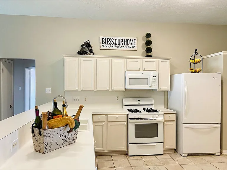 1404 Helmsley Dr — Photo 6