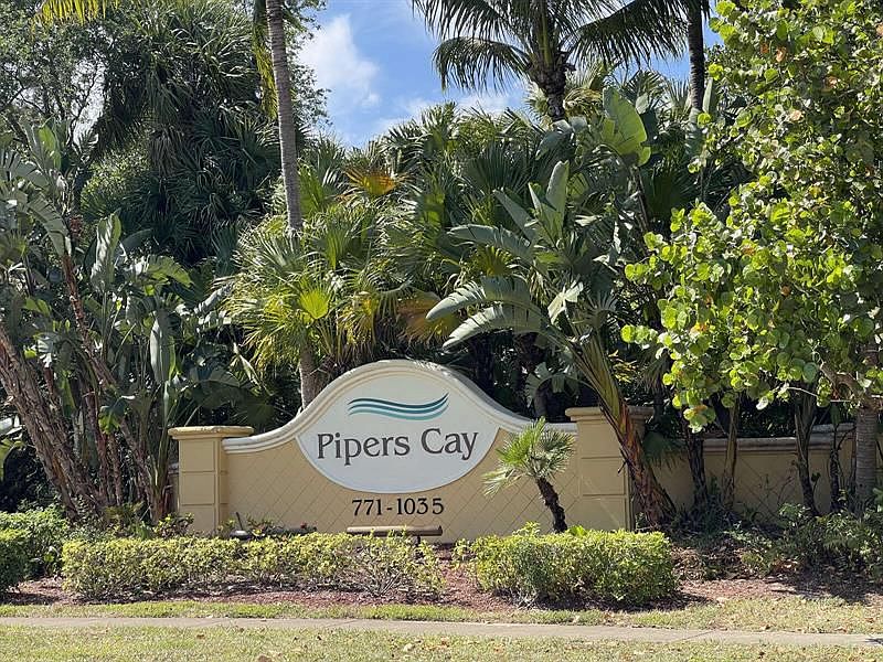 1st image of 880 Pipers Cay Dr