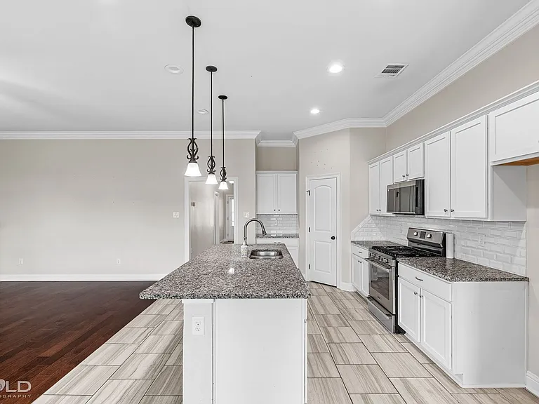 1943 Valdemar Pl — Photo 22