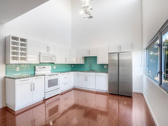 4th image of 1944 State St Unit 9