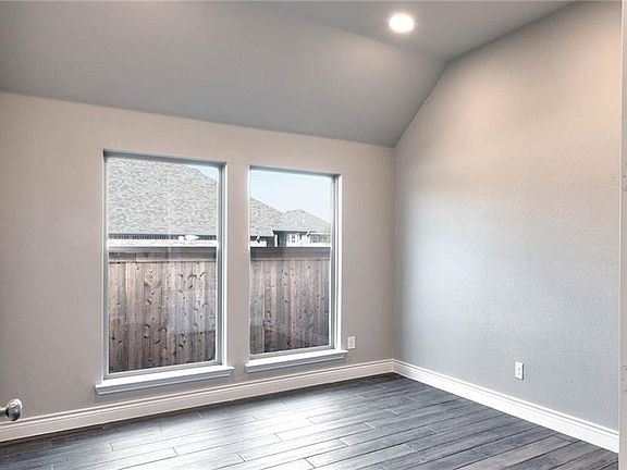 3rd image of 715 Esk Ave